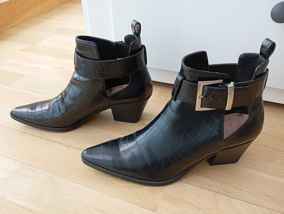 Botins pretos com textura