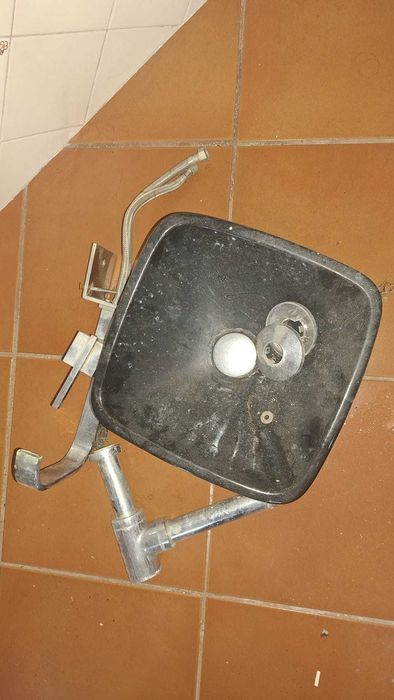 lavatório preto de canto