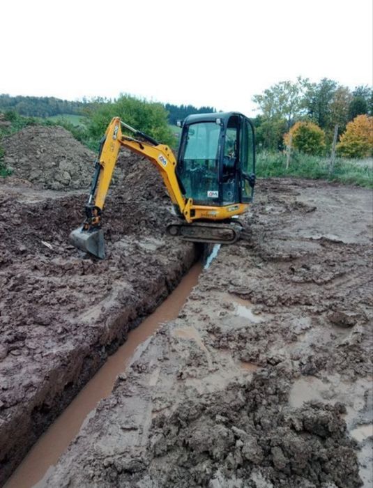 Wynajem minikoparki z młotem do kucia wozidło miniładowarka bobcat