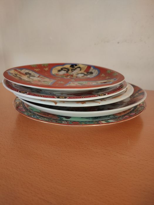 Conjunto de pratos em porcelana japonesa.