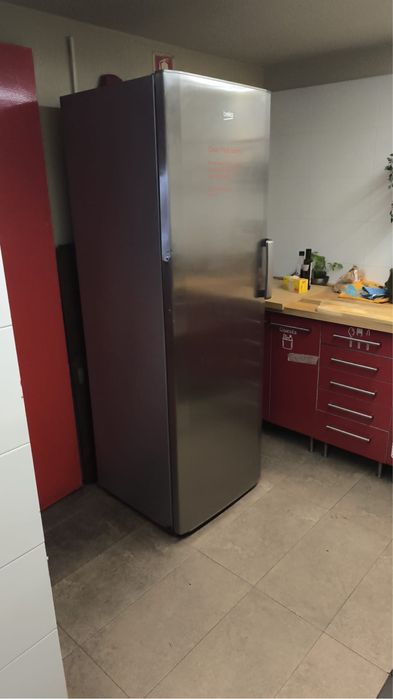Frigorífico Beko vertical em inox