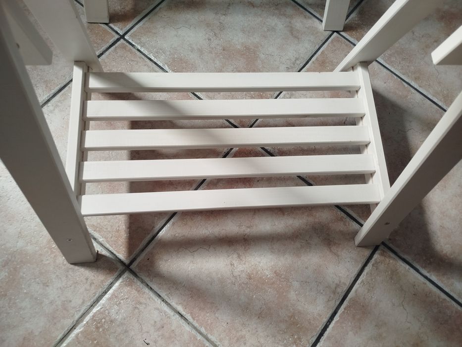 Cavaletes brancos em bom estado
