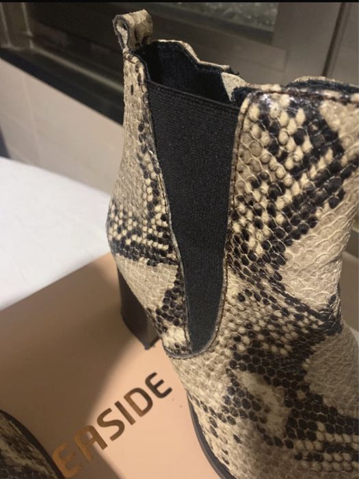 Botas de cano pelo tornozelo marca Foreva tamanho 36