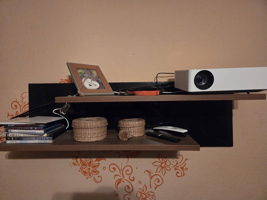 Półka wisząca za telewizor