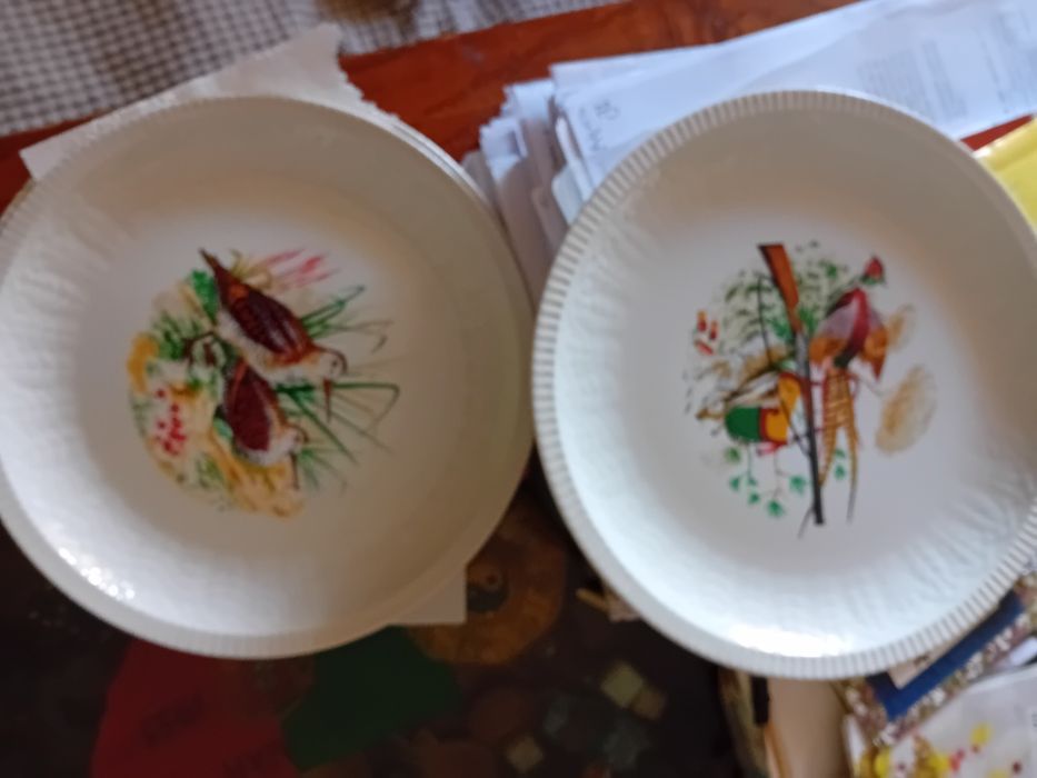Travessas e pratos com cenas de caça.64752036028802122