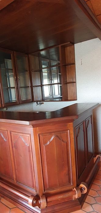 Bar em madeira maciça