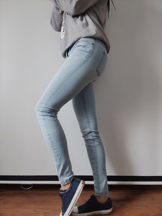 Jasne jeansy rurki Stradivarius dziury przetarcia modne