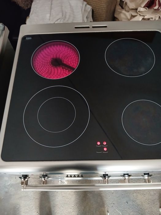 Vendo fogão vitroceramico, 4 bocas e forno eléctrico. Marca SMEG.  Como novo.
