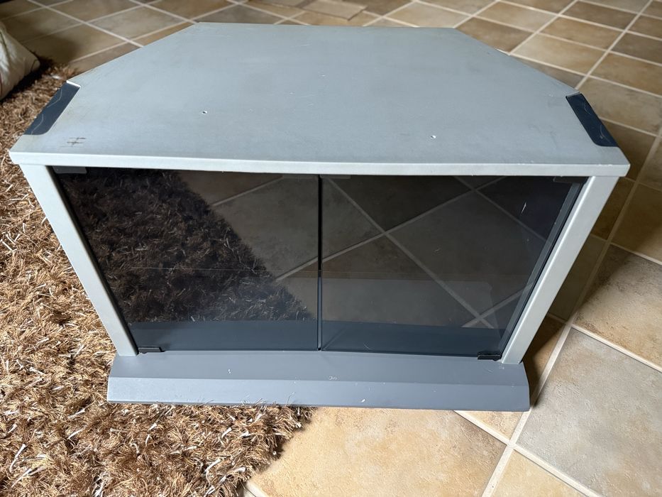Móvel com portas em vidro fumado