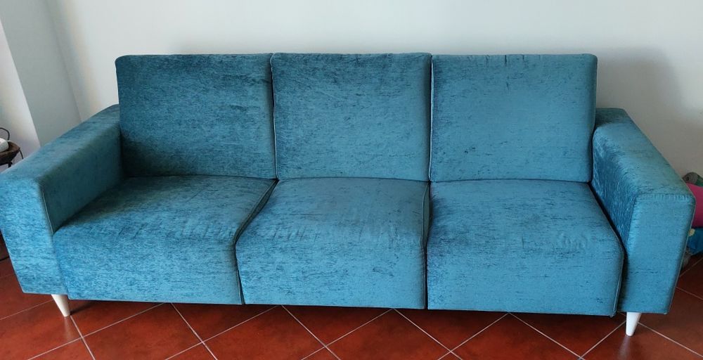 Sofá com almofadas e Puf