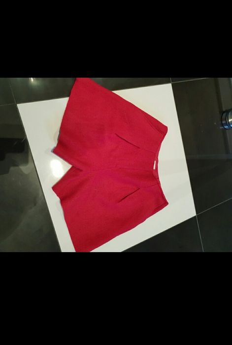 Czerwone krótkie spodenki H&M 38