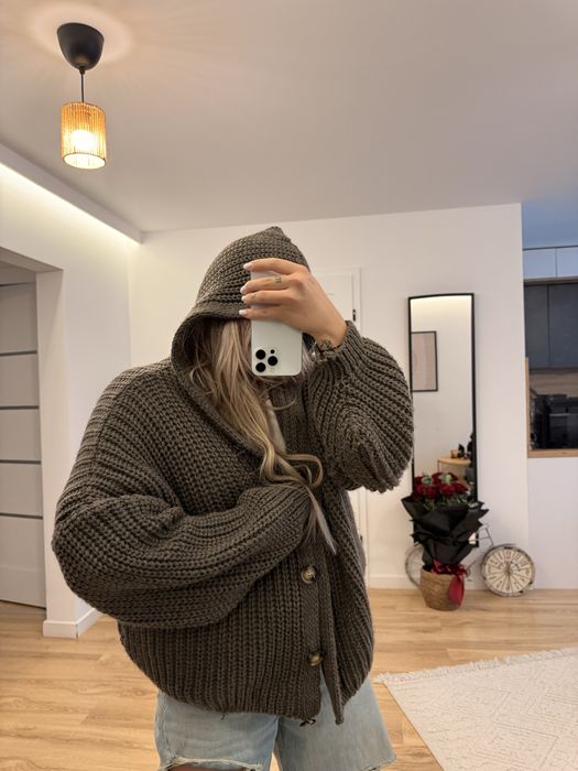 Sweter kardigan krótki bufiasty z kapturem | Brąz | U