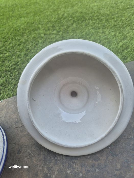 Vendo potiche grande em faiança portuguesa ,pîntado à mão.Altura25cm /largura 18cm