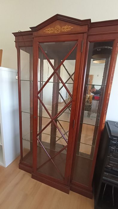 Louceiro / Vitrine Clássica com Iluminação Interior e Marchetaria