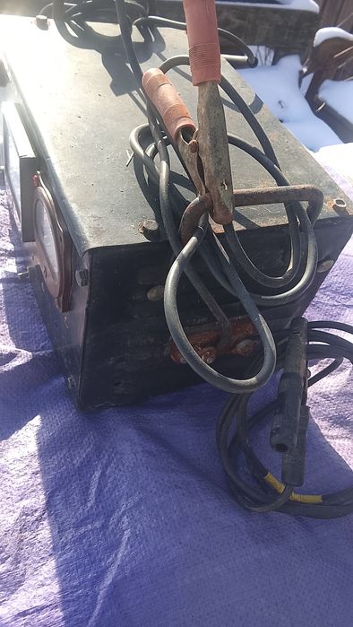 Продаю зарядний пристрій для акумулятора.