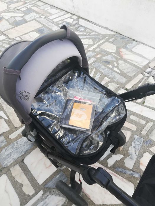 Carrinho de bebé com acessórios extra.