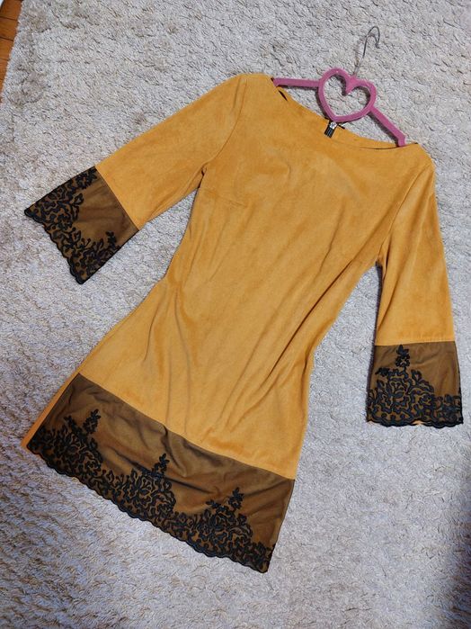 Яскрава сукня горчичного кольору