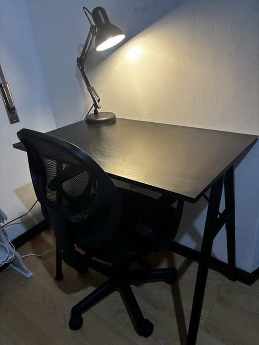 Secretaria com cadeira e candeeiro