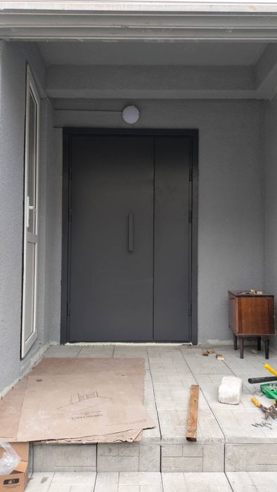 Входные двери в тамбур, металлические двери, бронированные двери