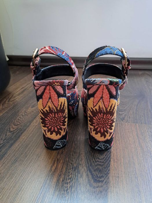 Sandały na wysokim obcasie