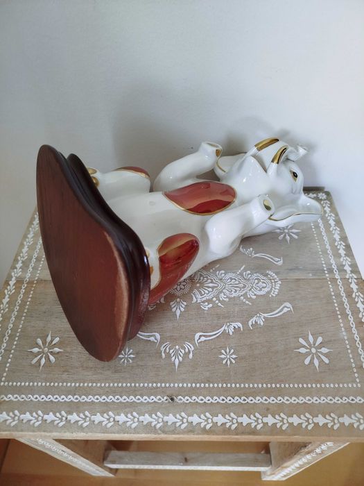 Linda Escultura em Porcelana, base em madeira