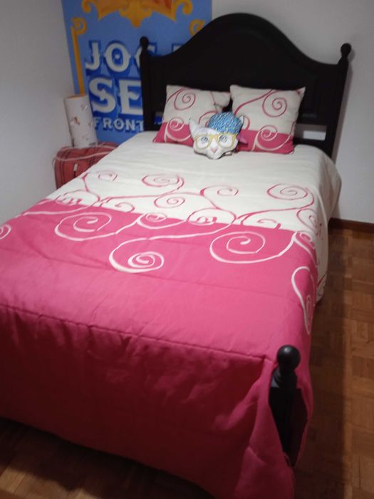 Cama com colchão novo. Não se fazem entregas.