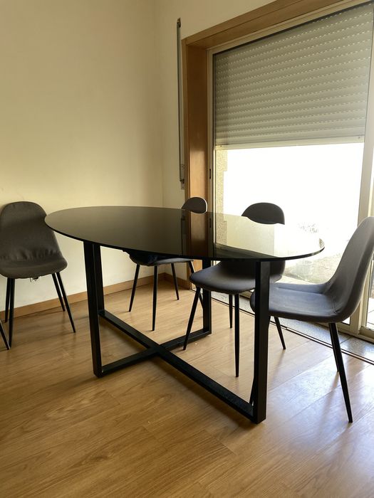 Mesa com tampo de vidro oval com 6 cadeiras