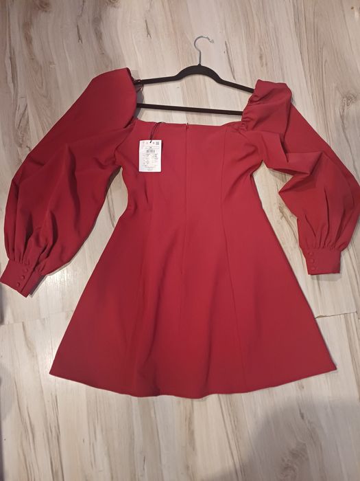 Sukienka mini z bufiastymi rękawami