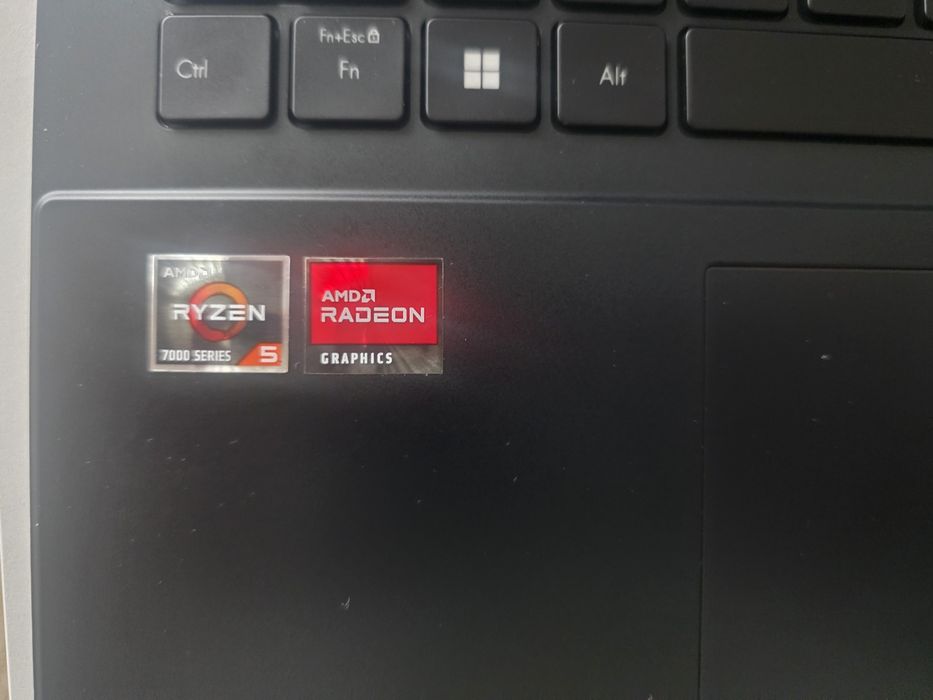 Portátil ASUS Vivobook Go 14 E1404F (14'' - AMD Ryzen 5 7520U - RAM: 8 GB - 512 GB SSD - AMD Radeon Graphics)