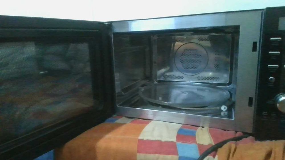 vendo forno/micro-ondas da Sanyo completamente novo por 150 euros e liquidificador por 40 euros