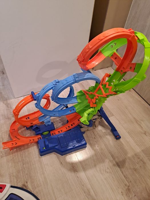 Hot Wheels Action Poczwórna pętla kraks Zestaw ze strefą kraks HXR70