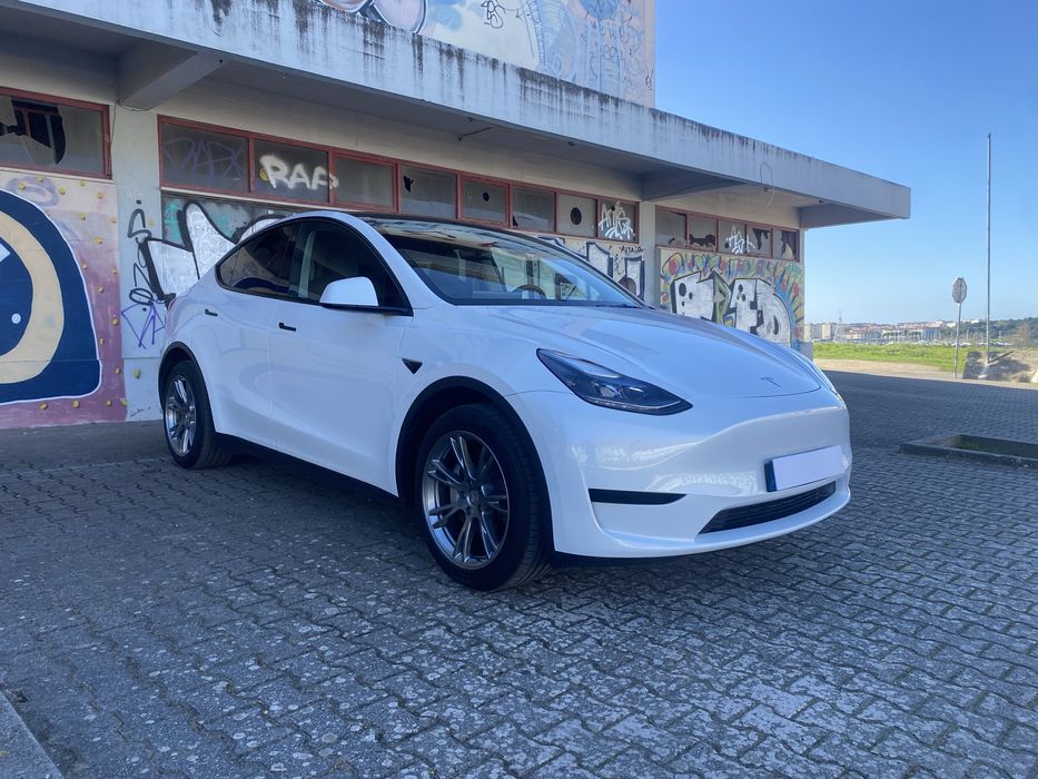 Tesla Model Y   LONG RANGE AWD ( 35 mil kms )