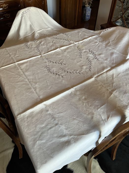 Toalha de Linho Bordada à Mão (Tradicional Açoriana)