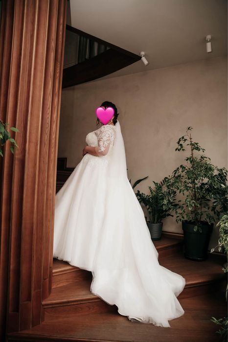 Весільна сукня ( потребує хімчистки)