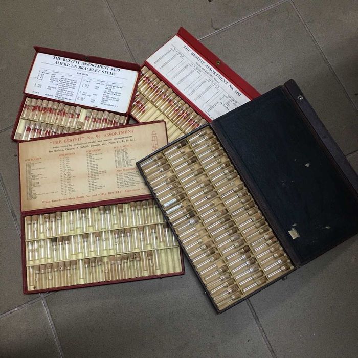 Cztery pudełka vintage z pojemnikami na zegarkowe części
