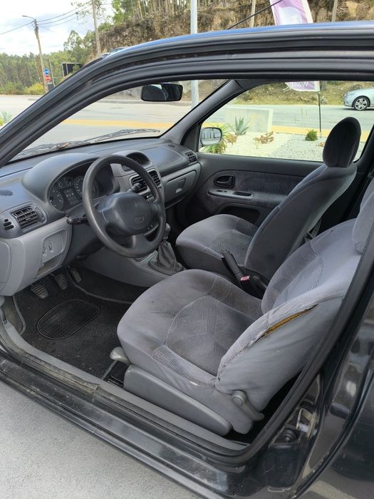 Clio 1.4 gasolina com ar condicionado 1999