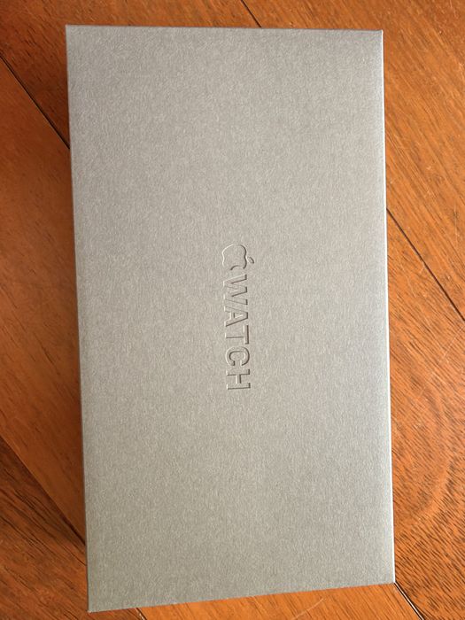 Apple Watch Ultra 3 GPS + Cellular, Caixa em titânio preto de 49 mm com Loop Trail preto/carvão - M/L
