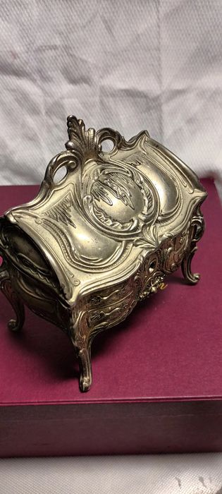 Старинная литая ювелирная шкатулка