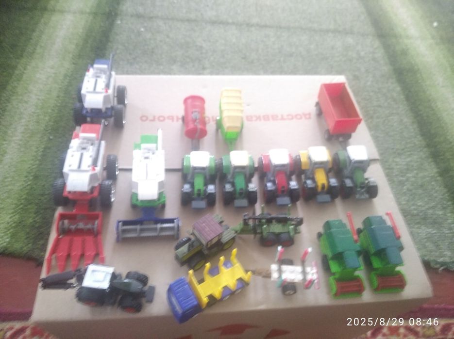 Різні моделі трактори і комбайни