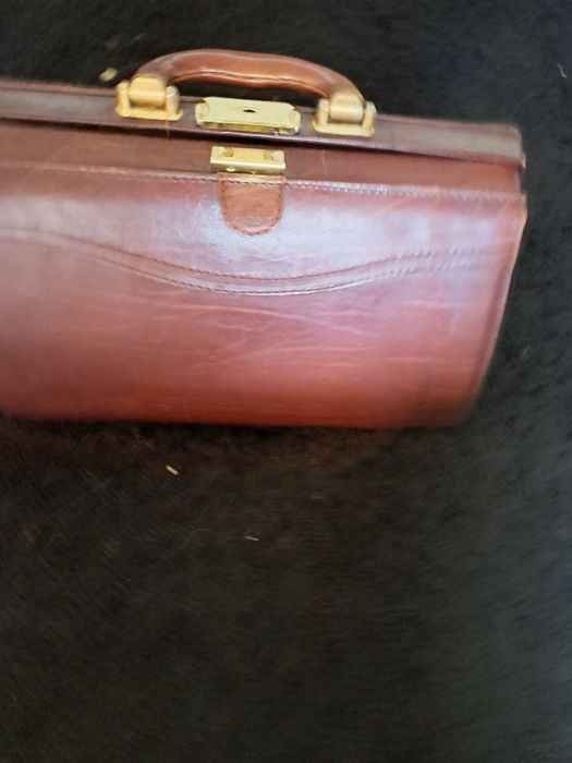 Mala de medico em pele com chave