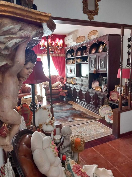 Móvel de Sala Clássico em Madeira Escura – Espaçoso e Elegante & em Excelente Estado!