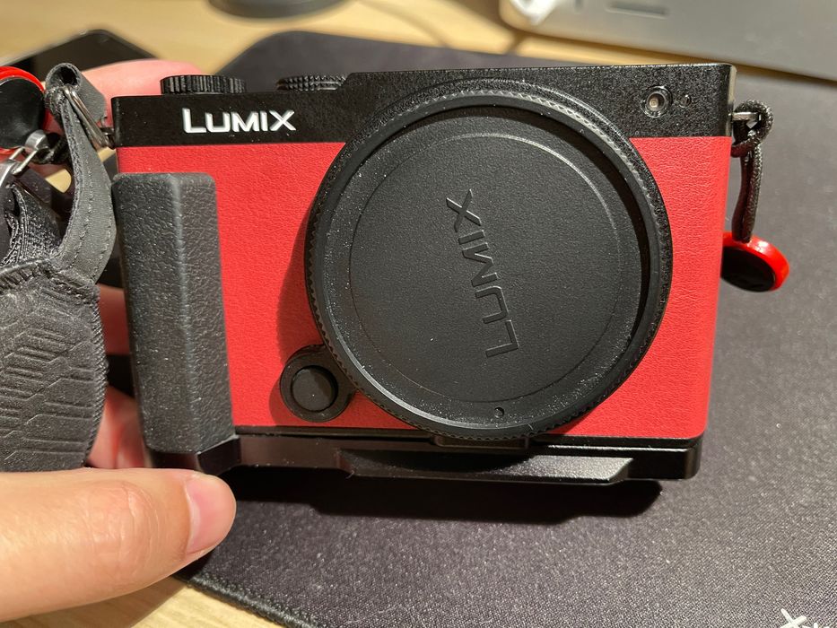 Panasonic Lumix S9 czerwony – Full Frame – grip SmallRig – gwarancja