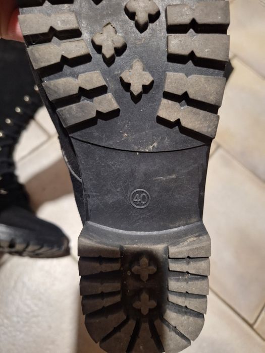 Czarne wysokie buty sznurowane