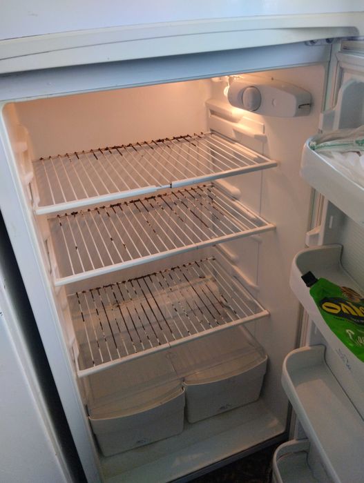 Холодильник, з робочим двигуном. Не холодить.