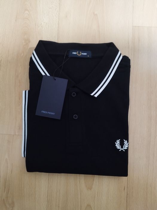 Pólo Fred Perry preto com listas brancas