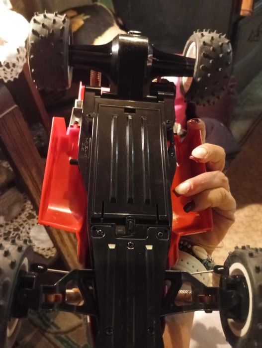 Este é um carro de controlo remoto (RC) da série Tamiya Quick