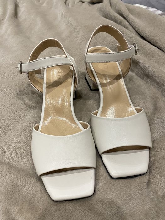 Босоніжки шкіряні молочні Estro