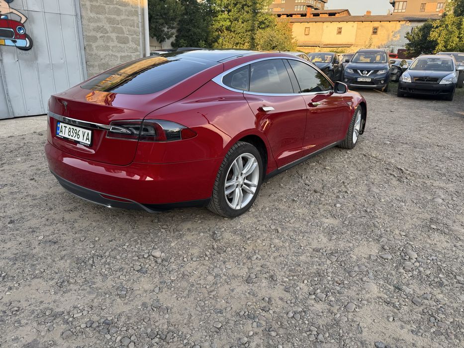 Tesla S для оренди таксі