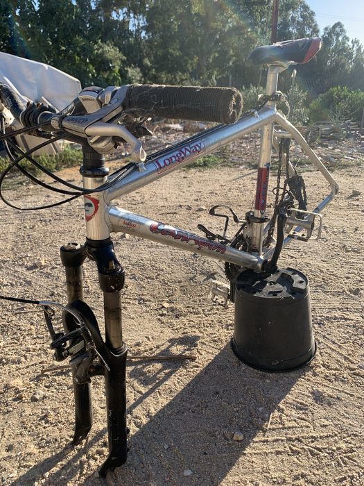 Vendo bicicleta de btt a precisar de reparações .