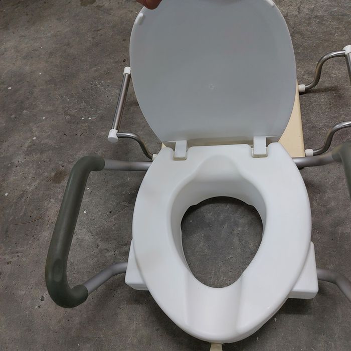 Tampo de sanita com suporte